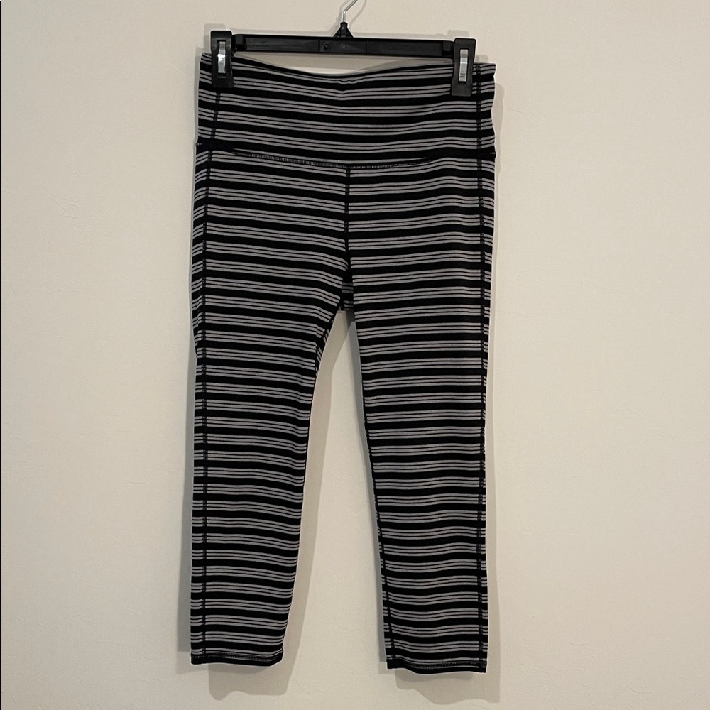 Athleta Black and Gray Striped capri Leggings size M